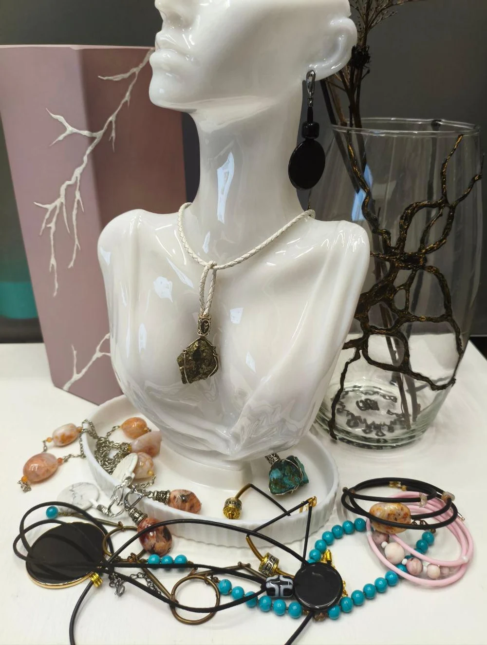 Дизайнерские украшения и изделия интерьера из камня и стекла